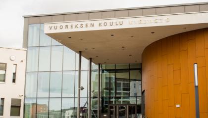 Vuores-talon pääsisäänkäynti ulkoa. 