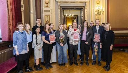 Palkittujen joukko Raatihuoneella.