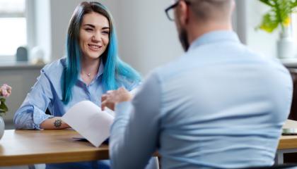 Sinihiuksinen nuori työpaikkahaastattelussa