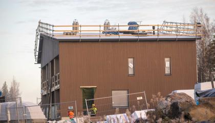 Työmiehiä ison omakotitalon rakennustyömaalla.