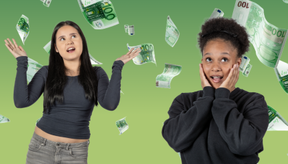 Kaksi nuorta vihreän taustan edessä. Taustalla tippuu seteleitä. 