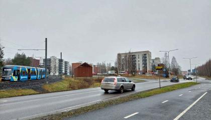 Ratikka ja autoliikennettä Hervannan valtaväylällä.