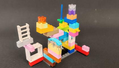 Värikkäistä legoista rakennettu työ.