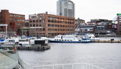 Laukontorin rannassa on useita eri kokoisia sisävesilaivoja.