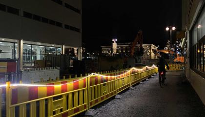 Valaistua työmaa-aitaa Puutarhakadulla työmaalla pimeällä.