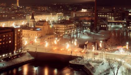 Tampereen keskustan öinen maisema, jossa keskellä Hämeensilta.