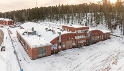 Ilmakuva talvisesta Rollikkahallista.