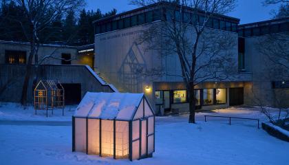 Näkymä Sara Hildenin taidemuseosta veistospuistoineen talvella ilta-aikaan.