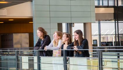 Neljän opiskelijan ryhmä Sammon lukion avarassa aulassa katsomassa kaukaisuuteen.