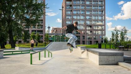 Skeittaaja Ranta-Tampellassa, taloja taustalla