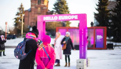 Ihmiset katsovat puhelinta UMK-somisteiden edessä Sorin aukiolla.