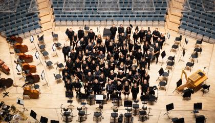 Orkesterilaiset ja Tampere Filharmonian ylikapellimestari Matthew Halls toivottavat kaikenikäiset musiikin ystävät tervetulleiksi kotisaliinsa Tampere-taloon lauantaina 25. huhtikuuta.