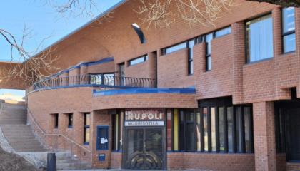 Punatiilinen talo, jossa näkyy ikkunoita ja entisen nuorisotilan sisäänkäynti.