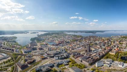 Ilmakuva kesäisestä Tampereen keskustasta järvien välissä.