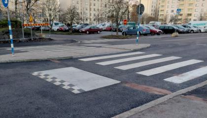 Suojatie ja tyynyhidasteet työmaalla.