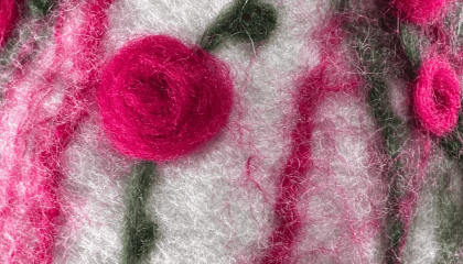 Huovutusteos, jossa on huovutettuja ruusuja.