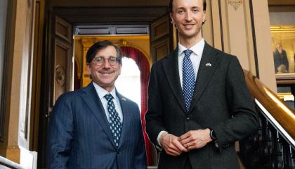 Pormestari Ilmari Nurminen ja Yhdysvaltain Suomen-suurlähettiläs Howard W. Brodie seisomassa vierekkäin Raatihuoneen portaikossa.