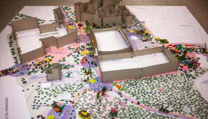 Hakametsä Sport Campuksen alue mallinnettu pahvin ja legojen avulla.