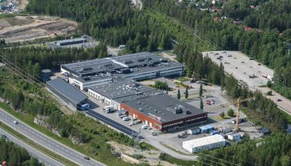 Ilmakuva Takkin Nirvassa sijaitsevasta koulutuskeskuksesta, joka on iso rakennuskompleksi puuston keskellä.