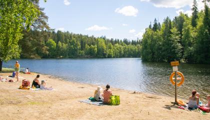 Kesäinen päivä Hervannan Suolijärven uimarannalla.
