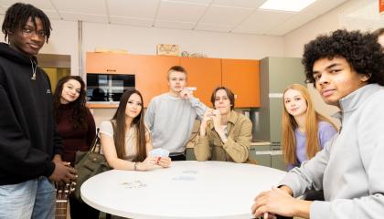Nuoria Pyynikin lukion opiskelijoiden tila Lobbyssa.