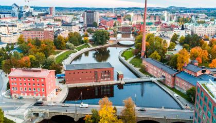 Satakunnan silta ja Tammerkoskea ilmasta nähtynä, edessä Konsulinsaari, vasemalla Sähkölaitoksen talo ja keskiputouksen voimalaitos.