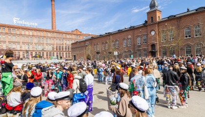 Satoja opiskelijoita koolla Frenckellin aukiolla vapputapahtumassa ylioppilaslakit päässään ja haalarit yllään.