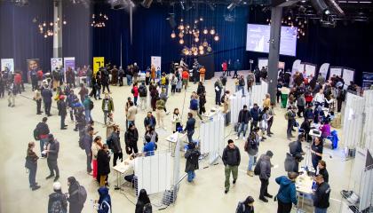 Laaja kuva Job Fair Tampere -tapahtumasta. Kuvassa paljon ihmisiä messuständeillä.