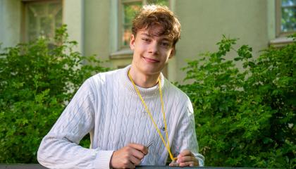 Jeremias Leisti istuu puistopenkin takana Tampereen keskustassa.