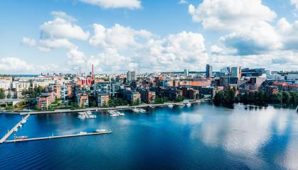 Tampereen Ratinaa Pyhäjärveltä päin katsottuna.