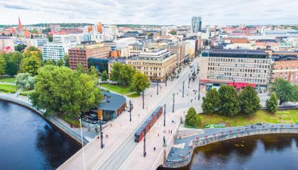 Ilmakuva Tampereen keskustasta. Kuvassa näkyvät Tammerkoski, Hämeensilta, raitiovaunu sekä keskustan rakennuksia ja puistoalueita.