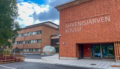 Ahvenisjärven remontoidun koulun julkisivu.