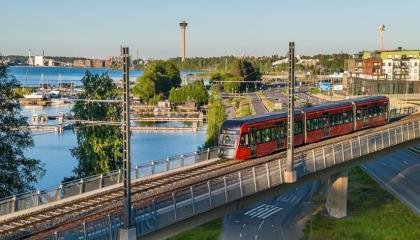 Ratikka ajaa Santalahden kohdalla kesäillassa.