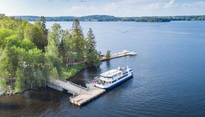 Viikinsaaren laituri ja laiva ilmasta kuvattuna kesällä.