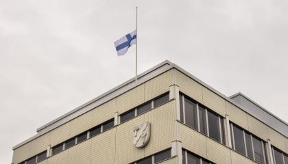 Suomen lippu puolitangossa kaupungintalon katolla
