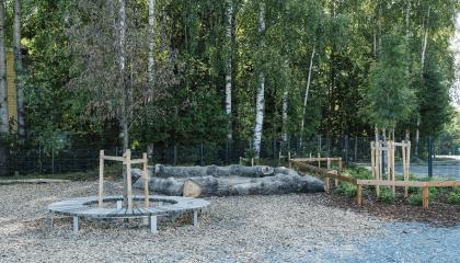 Metsäniityn päiväkodin leikkipiha kesällä.