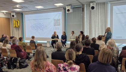 Yleisöä seuraamassa PojektiAreenaa, Projektitoimiston kymmenvuotisjuhlan paneelikeskustelua