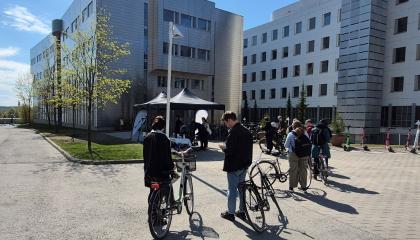 Nuoret jonottavat pyöränhuollon pop-up-pisteelle keskustakampuksella keväällä.