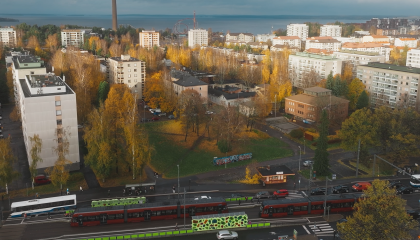 Taidemuseon ja Taidemuseonpuiston alueesta ilmakuva, kuvattuna syksyllä.