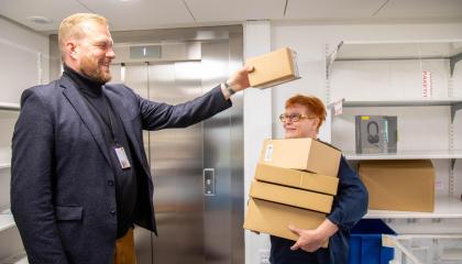 Lauri Erma asettelee postia Paula Väyrysen syliin.