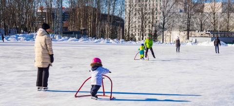 Lapsia harjoittelemassa Sorsapuiston jäällä.