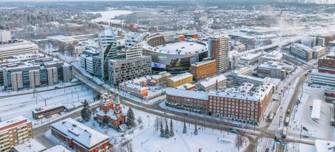 Sorin aukion ja Nokia Arenan ympäristöä ja liikennettä talvella.