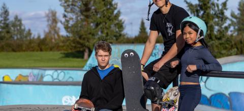 Kolme nuorta skeittirampilla, yhdellä skeittilaudalla on silmät.