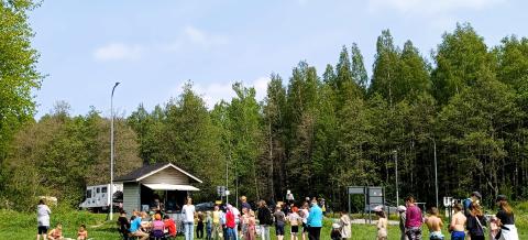 Nuoret jonottavat lounasta Peltolammin uimarannalla.