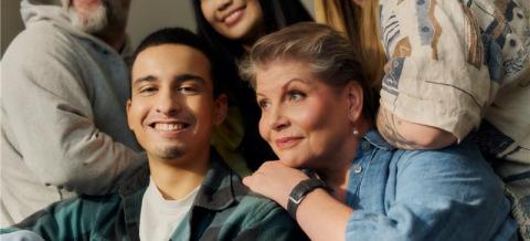 Eri-ikäisiä ihmisiä yhdessä.