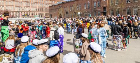 Opiskelijoita Frenckellin aukiolla vappuna.
