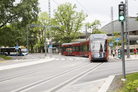 Punainen ratikka Metso-kirjaston risteyksessä.
