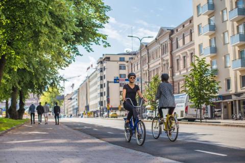 Naiset pyöräilemässä kesällä Tampereella