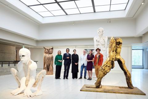 In the exhibition, side by side standing Anna Hjorth-Röntynen, Nick Cave, Sarianne Saikkonen, Thomas Houseago, Anna-Kaisa Ikonen and Brad Pitt.