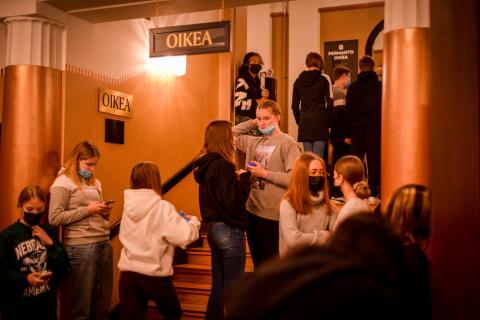 Kahdeksasluokkalaiset menevät Tampereen Teatterin katsomoon portaita pitkin.